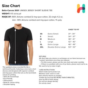 K&ouml;nnte beinhalten: Gr&ouml;&szlig;entabelle f&uuml;r ein schwarzes Bella+Canvas 3001 Unisex-T-Shirt aus Jersey mit kurzen &Auml;rmeln. Die Tabelle zeigt die Brustma&szlig;e f&uuml;r jede Gr&ouml;&szlig;e: XS, S, M, L, XL und 2XL. Der Stoff besteht aus 100 % Airlume-gek&auml;mmter und ringgesponnener Baumwolle, 32 Single 4,2 oz. Asche besteht aus 99 % Airlume-gek&auml;mmter und ringgesponnener Baumwolle und 1 % Polyester. Die Tabelle enth&auml;lt auch Pflegehinweise und Informationen zur R&uuml;ckgabepolitik.