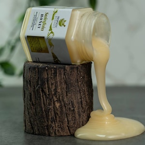 Witte eekhoorntjesbroodhoning Rauwe, pure en koudgeperste eekhoorntjesbrood uit de bergen van Kirgizië