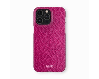 Può includere: Una custodia per telefono in pelle rosa brillante con una superficie testurizzata. La custodia ha un piccolo logo che dice "CLASSY" in lettere bianche.