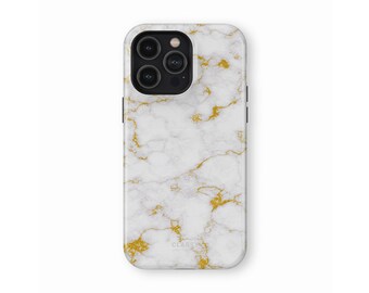 Puede incluir: Carcasa blanca para iPhone con un patrón de mármol dorado. La carcasa tiene un recorte para la cámara y un pequeño logotipo en la parte inferior.