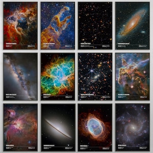 Puede incluir: Una colección de doce impresiones artísticas enmarcadas con temática espacial. Las impresiones muestran coloridas nebulosas, galaxias y objetos celestes, incluyendo la Nebulosa de la Tarántula, los Pilares de la Creación y la Galaxia de Andrómeda. Cada impresión tiene un borde negro y un título en la parte inferior.