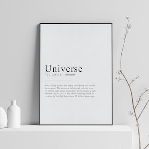 Peut inclure: Affiche imprimable noir et blanc avec la définition du mot "Univers". La définition indique que l'univers est toute la matière et l'espace existants considérés comme un tout, le cosmos. On pense qu'il a au moins 10 milliards d'années-lumière de diamètre et contient un nombre considérable de galaxies. Il est en expansion depuis sa création lors du Big Bang il y a environ 13 milliards d'années.