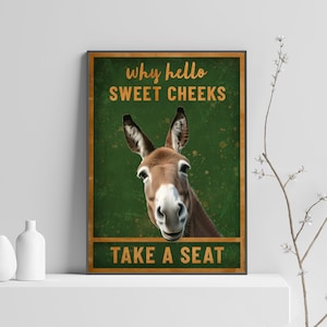 Puede incluir: Un póster de estilo vintage con un burro con el texto "Why hello sweet cheeks take a seat" en un esquema de color verde y marrón.