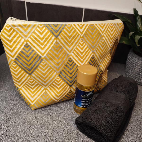 Large Zipped Oil Cloth Wash Bag Fully Lined, Toiletry Bags, Multi Purpose Wipeable Cosmetic Bag Holiday Pouch