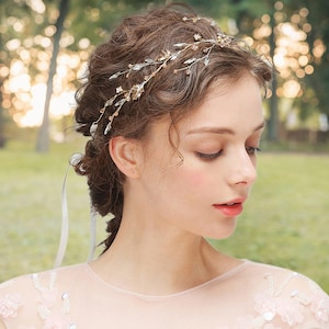 Tocado de vid de pelo de boda de hoja de oro, accesorios de postizo nupcial de pétalos de perla de cristal, diadema floral ajustable, corona de diosa de las flores imagen 2