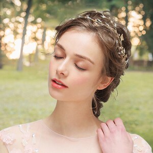 Tocado de vid de pelo de boda de hoja de oro, accesorios de postizo nupcial de pétalos de perla de cristal, diadema floral ajustable, corona de diosa de las flores imagen 7