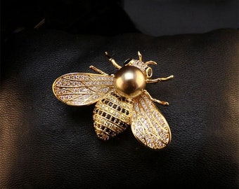 Dainty Gold Bee Pearl Brooch Pin, Big Natural Insect Zircon Honey Bee Pin Jewelry for Women, Wedding Accessory, Bridal Bouquet Pin for Days