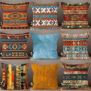 Op de afbeelding: Negen decoratieve sierkussens met diverse geometrische en tribale patronen. Kussens met kleuren als oranje, turquoise, bruin en blauw. Sommige kussens hebben een textuuroppervlak, terwijl andere ingewikkelde ontwerpen hebben. De kussens zijn vierkant en geschikt voor woondecoratie.