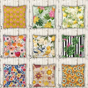 Peut inclure: Neuf coussins décoratifs avec divers motifs floraux et botaniques. Les coussins présentent des motifs de citrons, de feuilles tropicales, de fleurs et de formes géométriques dans des couleurs comme le jaune, le rose, le bleu et l'orange. Les coussins sont de forme carrée.