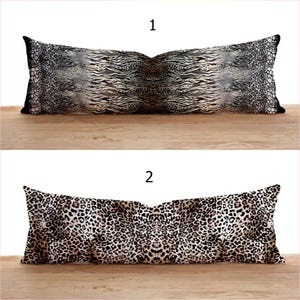 Puede incluir: Dos cojines lumbares rectangulares con estampados de animales. El cojín superior muestra un diseño inspirado en cebra y leopardo en negro, gris y blanco. El cojín inferior presenta un patrón clásico de manchas de leopardo en marrón, beige y negro.