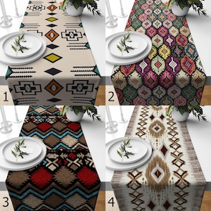 Puede incluir: Taza de cerámica blanca con asa negra y la frase "But First, Coffee" en negro. La taza se muestra sobre un fondo borroso, sugiriendo un ambiente acogedor.