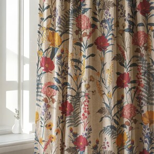 Peut inclure: Rideau à motifs floraux beige, orné de fleurs rouges, jaunes et bleues, ainsi que de feuilles vertes. Le rideau est suspendu devant une fenêtre. Un rebord de fenêtre blanc et un petit vase sont visibles.