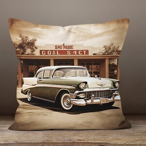 Może przedstawiać: Zabytkowy samochód w kolorze zielonym i białym zaparkowany przed budynkiem z napisem "SMS Pabie GOAL S4CT". Samochód ma tablicę rejestracyjną z napisem "571 N178".