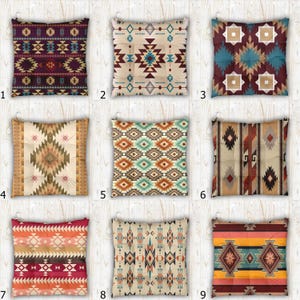 Puede incluir: Una colección de nueve cojines de asiento cuadrados con diversos patrones geométricos en varias paletas de colores, incluyendo morado oscuro, crema, azul verdoso, marrón, naranja y amarillo, numerados del uno al nueve.