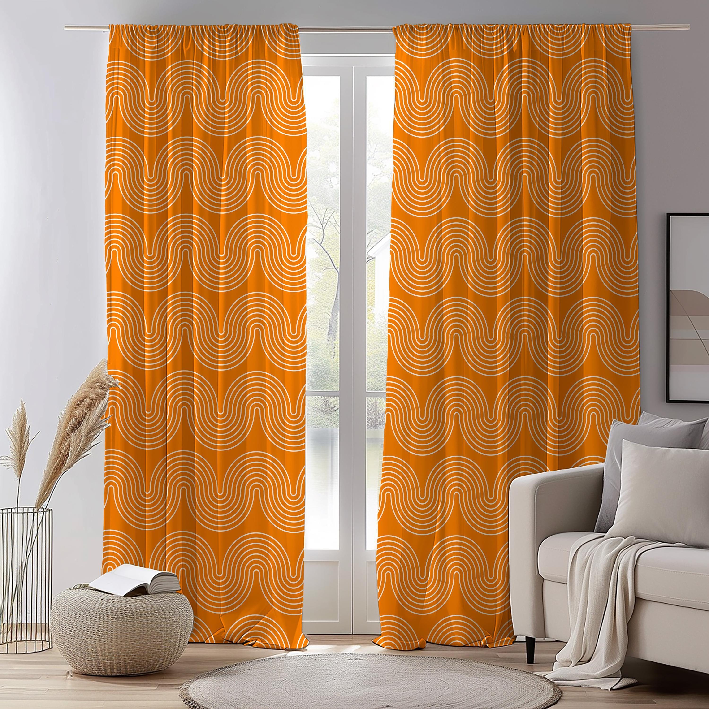 レトロなオレンジのカーテン、70年代風のレトロなカーテン、オレンジの