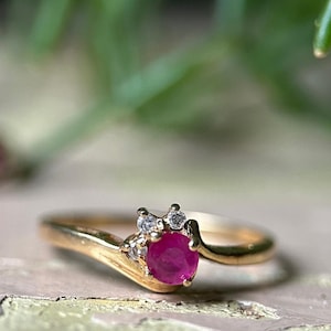 Pierścionek z 18-karatowego złota z rubinem i diamentami