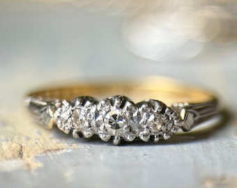 Anillo vintage de trilogía de diamantes en oro de 18 quilates y platino