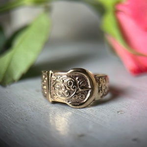 Vintage 9ct Gold Buckle Ring