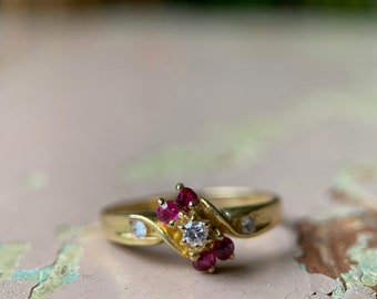 Anillo vintage inusual de oro de 18 quilates con rubí y diamantes