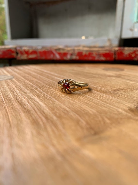 Exquisite 1894 Victorian garnet ring