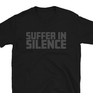 Puede incluir: Camiseta negra de manga corta con el texto "SUFFER IN SILENCE" impreso en gris en la parte delantera.