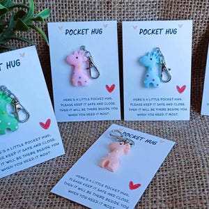 Bijou de sac girafe Pocket Hug - jeton d'amour de girafe, cadeau de Saint-Valentin, souvenir sincère, souvenir, affection précieuse