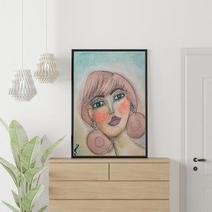 Pode incluir: Pintura em aquarela de uma mulher com cabelo rosa e olhos azuis. A mulher está usando brincos e tem uma expressão suave e sonhadora.