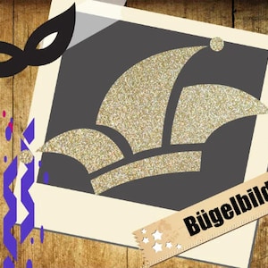Könnte beinhalten: Ein goldfarbener Glitzer-Bügelbild in Form einer Narrenkappe. Das Bügelbild befindet sich auf einem weißen Hintergrund mit dem Text "Bügelbild" in Schwarz.