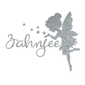 Könnte beinhalten: Eine silberne Glitzerfee mit Flügeln, die Glitzersterne bläst. Der Text "Zahnyee" ist in einer kursivschriftlichen Schrift unter der Fee geschrieben.