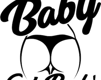 Könnte beinhalten: Schwarz-weiße Grafik mit dem Text "Baby Got Back!" in einer Schreibschrift. Das Bild enthält eine stilisierte Illustration einer Rückansicht des Unterkörpers einer Person.