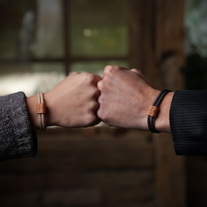 Pulseira de madeira com iniciais para parceiros Pulseira de madeira com gravação personalizada feita em corda de vela