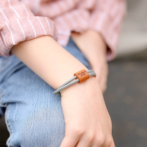 bracelet en bois pour écolier myjori personnalisé avec nom, corde à voile, inscription scolaire 2024, garçons, gravure