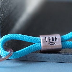 Sleutelhanger gepersonaliseerd met gravure met de hand gestempeld voor doop, communie, verjaardag, terug naar school, bevestiging