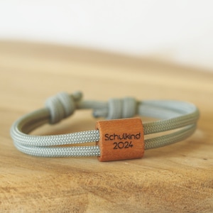 bracelet en bois pour écolier myjori personnalisé avec nom, corde à voile, inscription scolaire, gravure, garçon