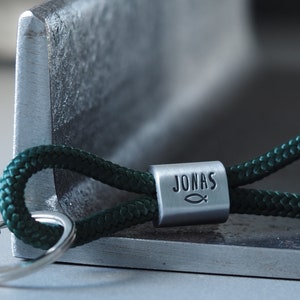 Sleutelhanger gepersonaliseerd met gravure met de hand gestempeld voor doop, communie, verjaardag, terug naar school, bevestiging