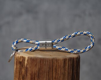 Boussole porte-clés personnalisée en corde à voile estampillée à la main | Latitudes | Coordonnées | La fièvre du voyage