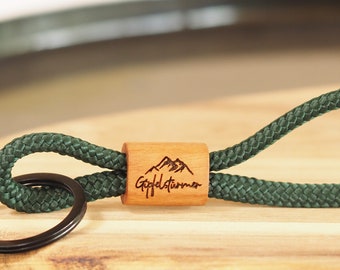 Personalisierter Holz Schlüsselanhänger aus Segeltau | Berg | Gipfelstürmer