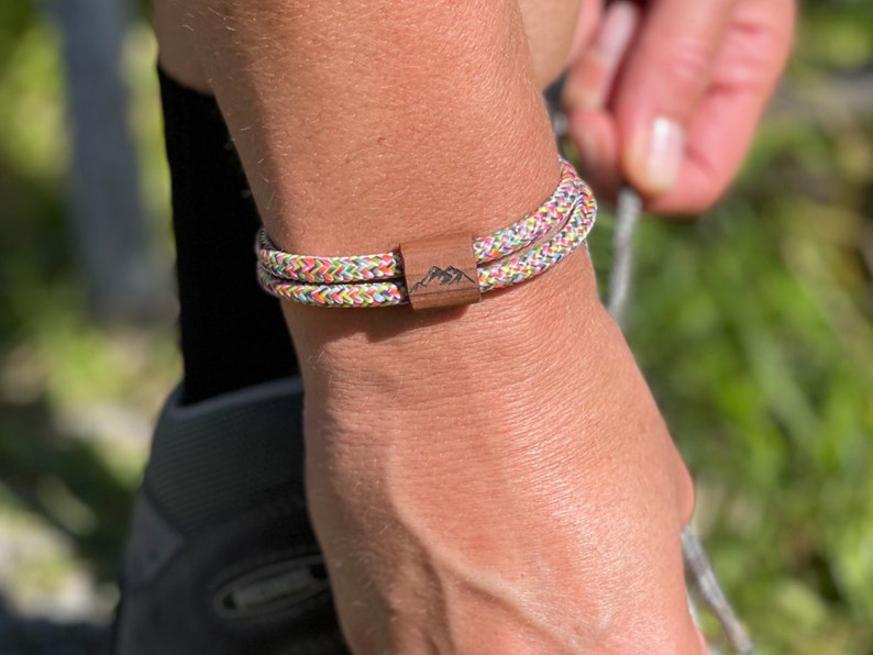 Bracelet de montagne en bois d'alpiniste en corde à voile avec motif de montagne image 1