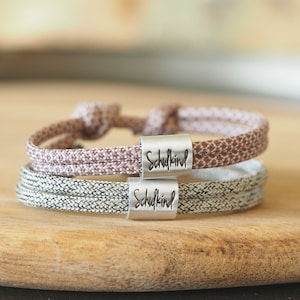 bracelet écolier myjori personnalisé avec gravure, cône scolaire, surfeur, inscription scolaire, fille