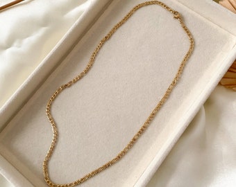 High-quality, minimalist and flat Figaro chain made of gold-plated stainless steel / herringbone chain