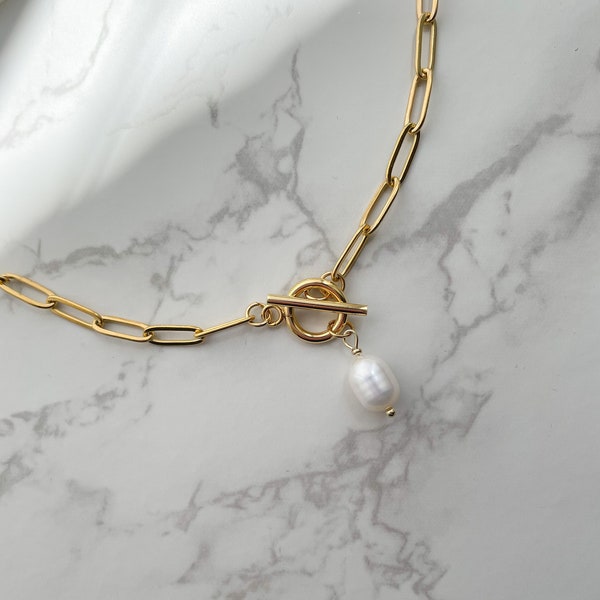 Goldene Paperclip Halskette mit Perlenanhänger und Toggle Verschluss, Gliederkette