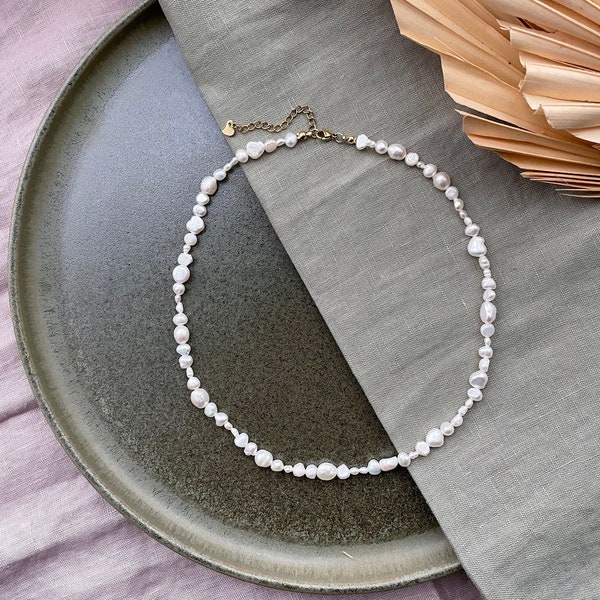 Unregelmäßige Perlenkette “Mina”, Süßwasser Perlenchoker mit verschiedenen Flussperlen, Kurze Halskette mit echten, barocken Zuchtperlen