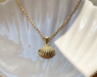 Shell chain made of gold-plated stainless steel / gold chain with shell pendant