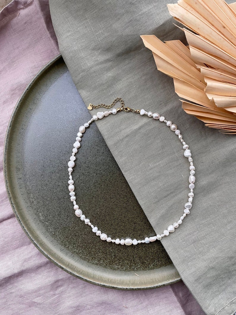 Collier de perles irrégulières Mina, tour de cou de perles d'eau douce avec diverses perles de rivière, collier court avec de véritables perles de culture baroques image 1