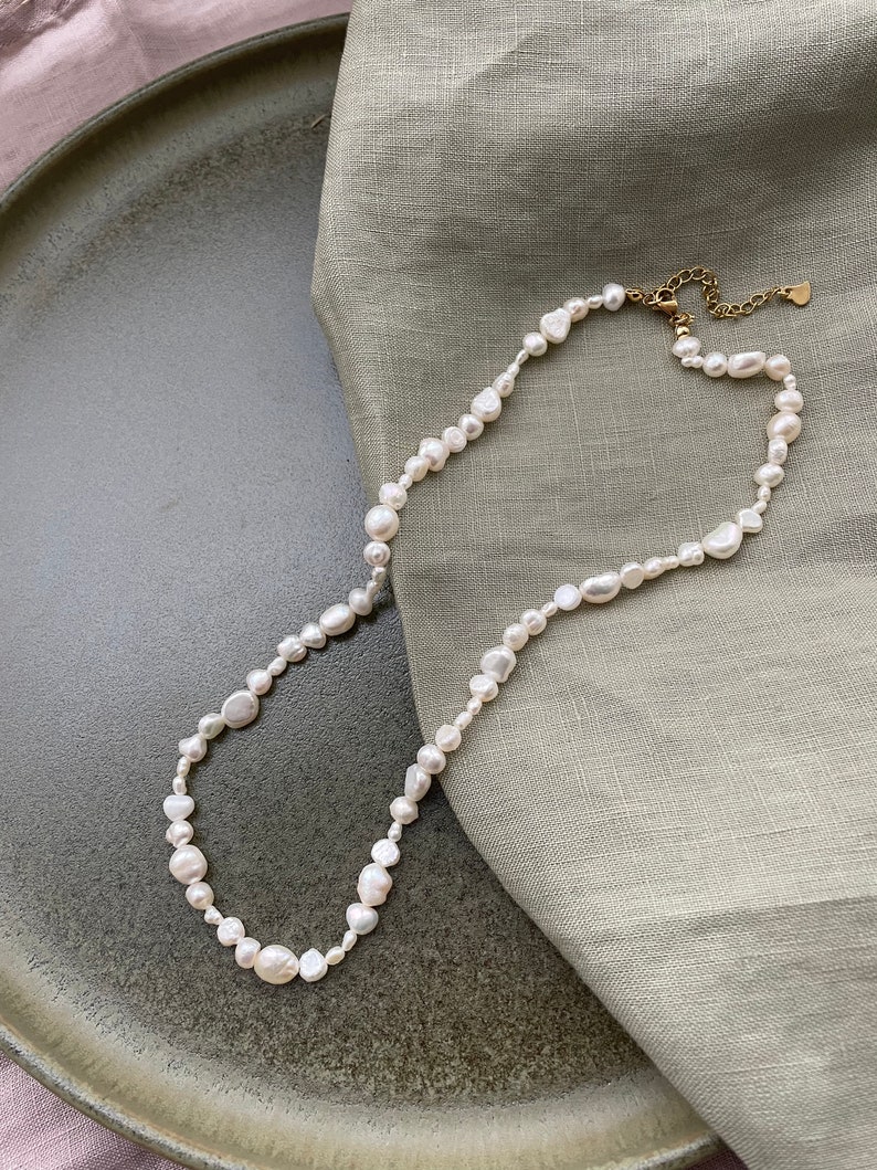 Collier de perles irrégulières Mina, tour de cou de perles d'eau douce avec diverses perles de rivière, collier court avec de véritables perles de culture baroques image 2