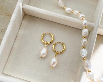 Pearl Earrings / Baroque Pearls Gilded Stainless Steel Huggies with Freshwater Pearls Mother-of-Pearl