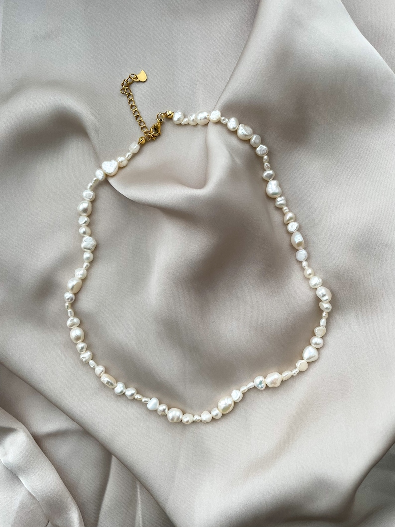 Collier de perles irrégulières Mina, tour de cou de perles d'eau douce avec diverses perles de rivière, collier court avec de véritables perles de culture baroques image 3