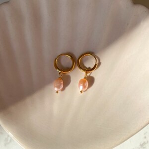 Pink pearl earrings / baroque pearl huggies made of gold-plated stainless steel with mother-of-pearl freshwater pearls