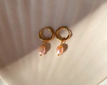 Pink pearl earrings / baroque pearl huggies made of gold-plated stainless steel with mother-of-pearl freshwater pearls