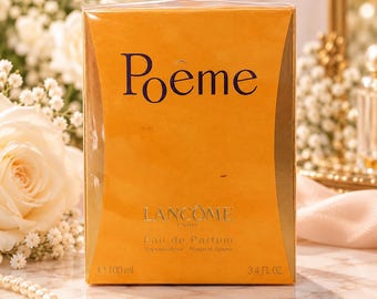 Puede incluir: Una caja de perfume rectangular de color naranja con la etiqueta Poème de Lancôme Paris. El frente muestra el texto Eau de Parfum, Vaporsateur Natural Spray, 100 ml y 3.4 FL. OZ. El empaque presenta un acabado naranja sólido con letras azul oscuro.